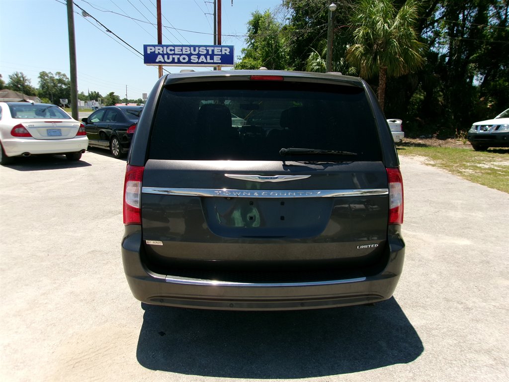 2015 Chrysler Town & Country Limited - Photo 8
