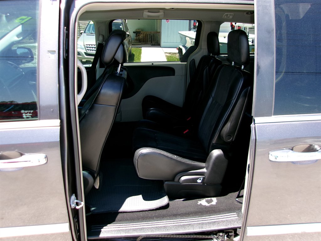 2015 Chrysler Town & Country Limited - Photo 15