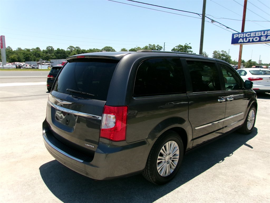 2015 Chrysler Town & Country Limited - Photo 7