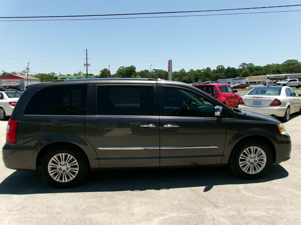2015 Chrysler Town & Country Limited - Photo 6