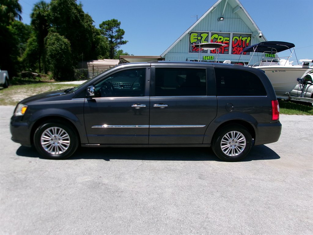 2015 Chrysler Town & Country Limited's photo