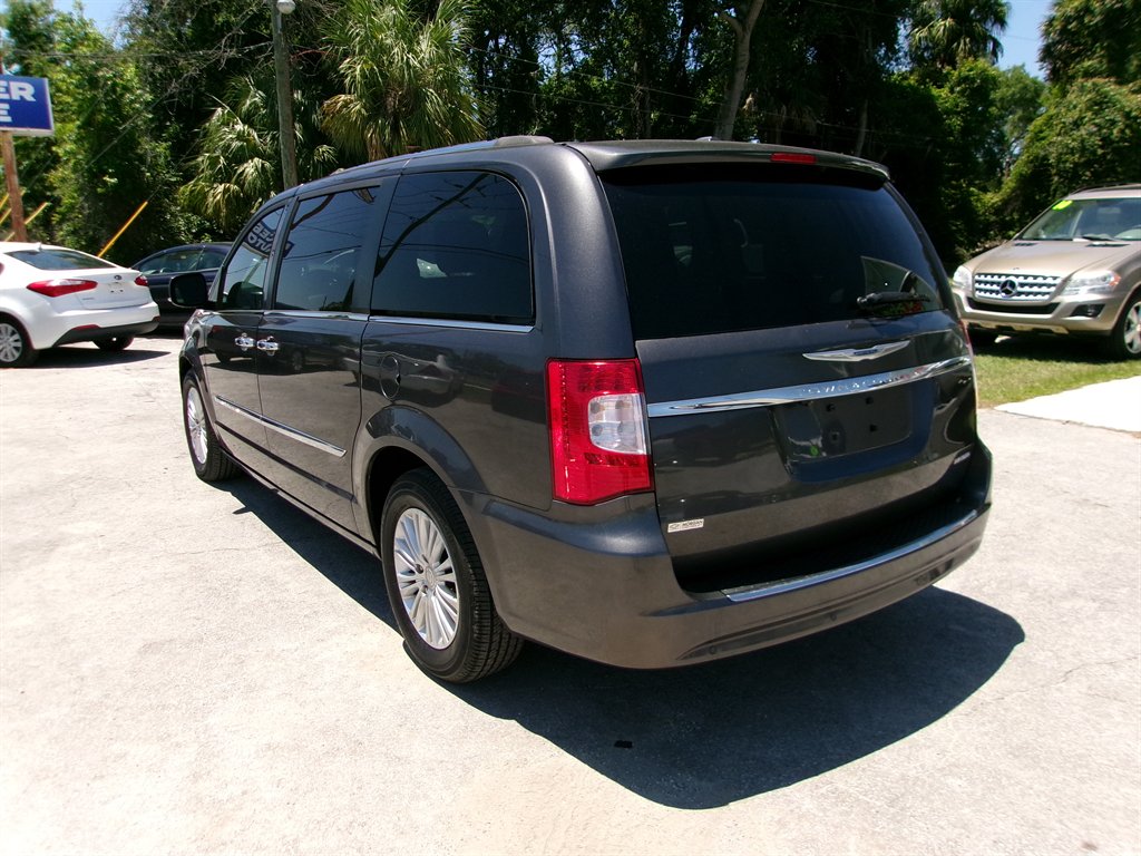 2015 Chrysler Town & Country Limited - Photo 10
