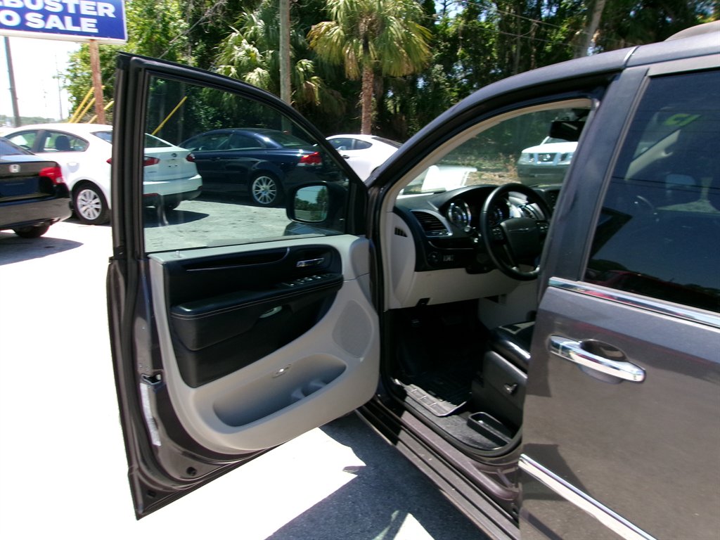 2015 Chrysler Town & Country Limited - Photo 13