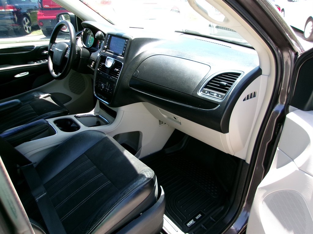 2015 Chrysler Town & Country Limited - Photo 22
