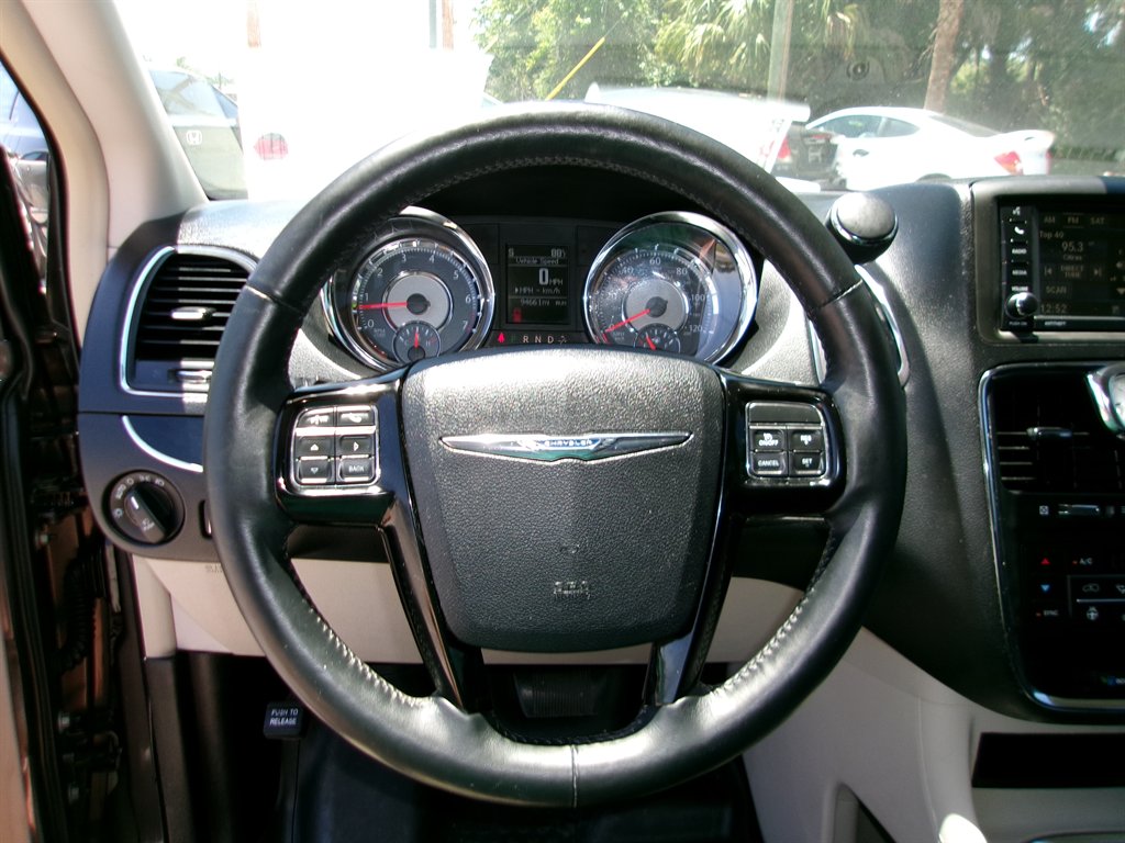 2015 Chrysler Town & Country Limited - Photo 25