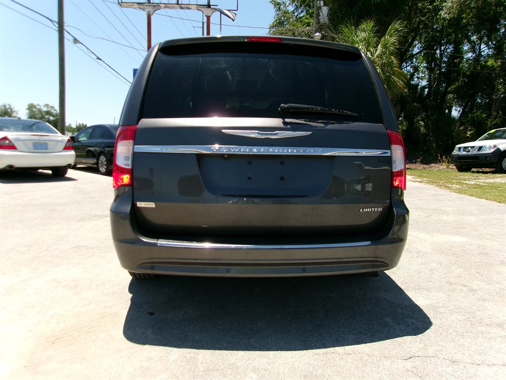 2015 Chrysler Town & Country Limited - Photo 9