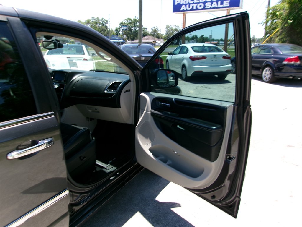 2015 Chrysler Town & Country Limited - Photo 21