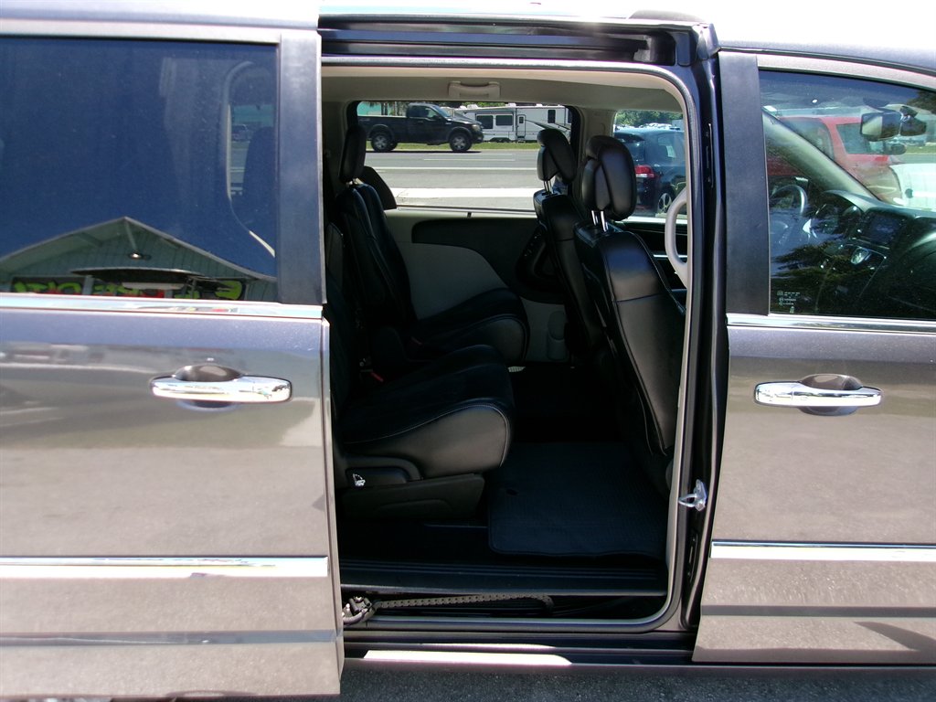 2015 Chrysler Town & Country Limited - Photo 19