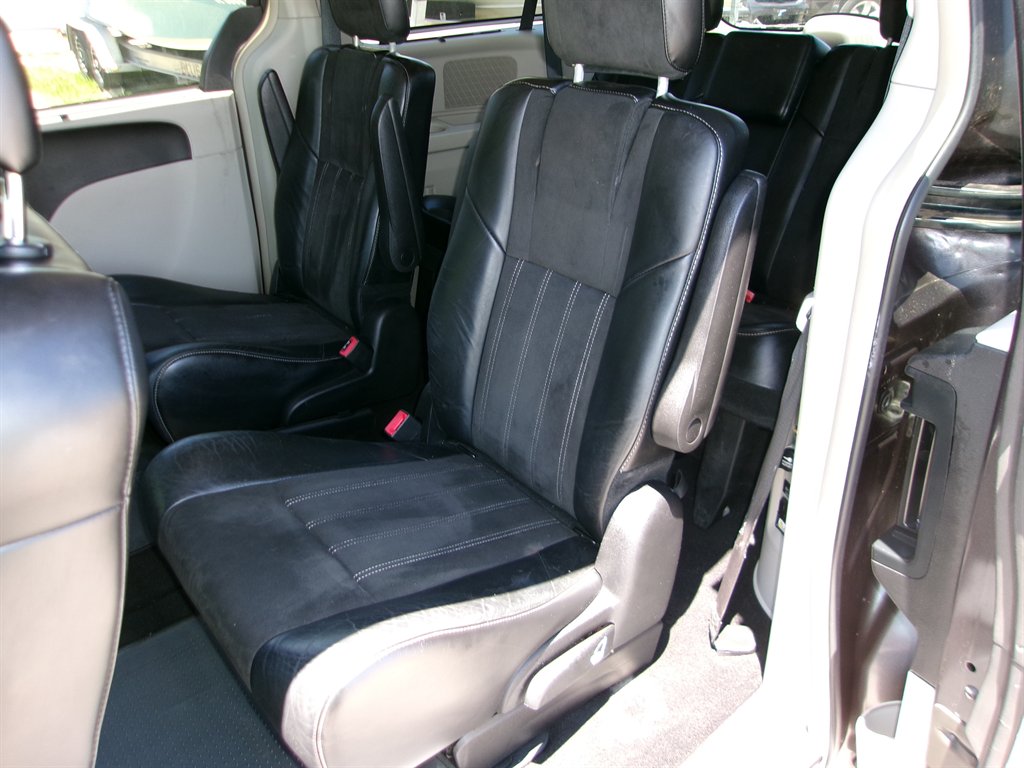 2015 Chrysler Town & Country Limited - Photo 16