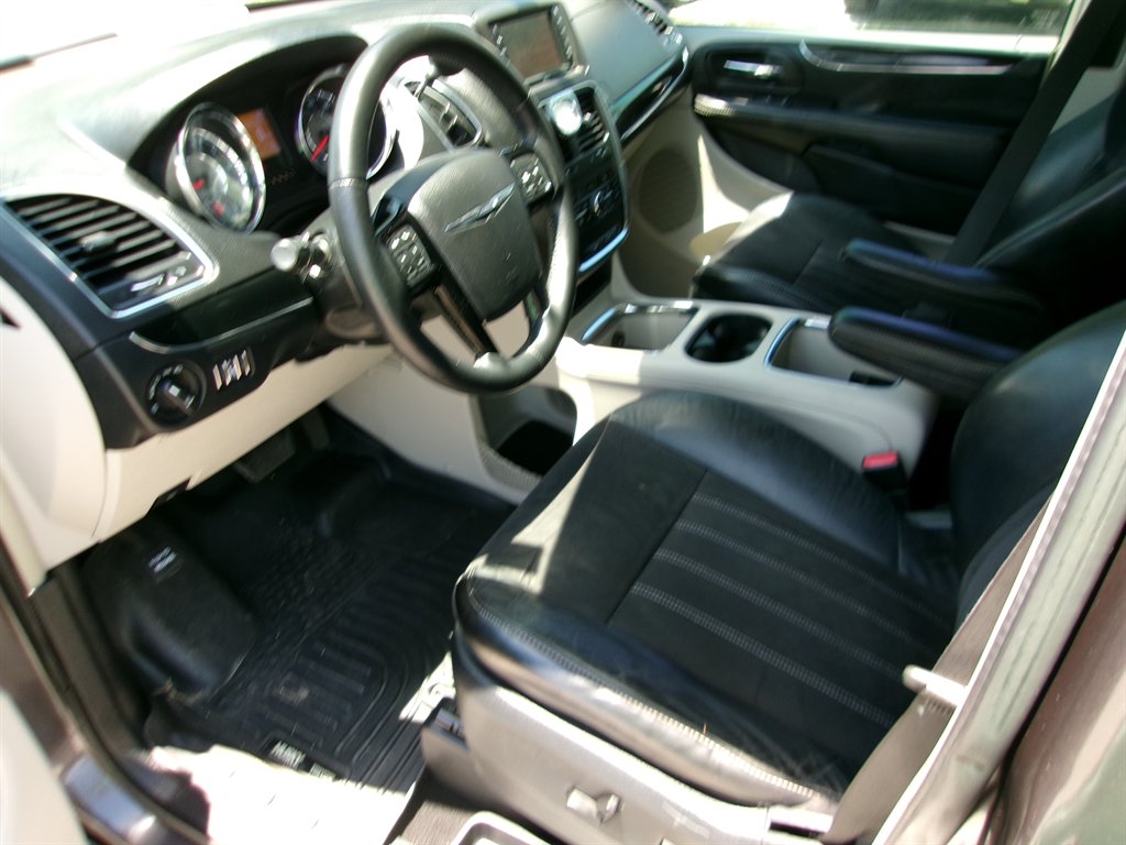 2015 Chrysler Town & Country Limited - Photo 14