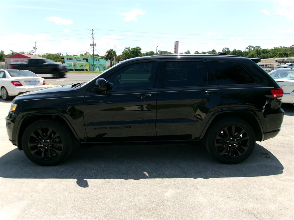 2018 Jeep Grand Cherokee Altitude's photo